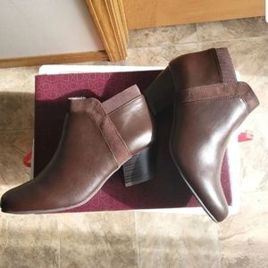 Brand New Womens Brown boots size 10W